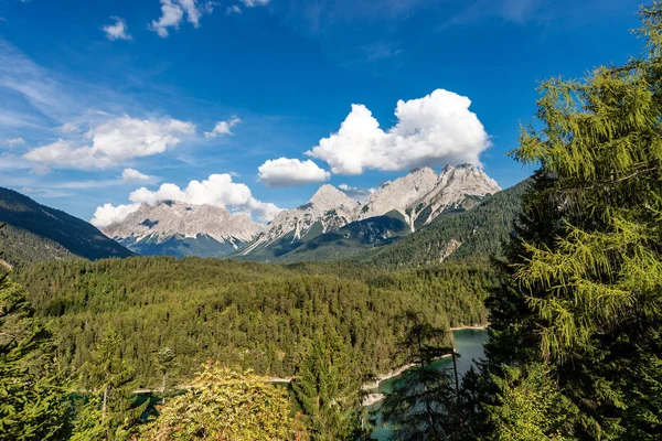 Panoramatická Alpská Krajina Zugspitze 2962 Nejvyšší Vrchol Pohoří Wetterstein Blindsee — Stock fotografie