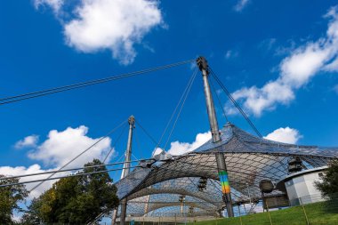 Münih, Almanya - 8 Eylül 2018: Olympic Park (Olympiapark), Bavyera, Almanya, Avrupa içinde Münih Olimpiyat Stadı (Munchner kentindeki 1972) çatısı 