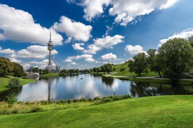 Münih, Almanya - 8 Eylül 2018: Olympiapark (Olympic Park), Olympiasee (Olimpiyat göl) ve Olympiaturm (Olimpiyat kule) Münih, Bavyera, Almanya, Avrupa'nın