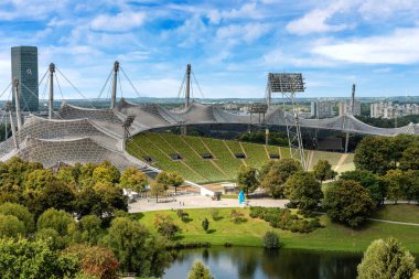 München, Almanya - 8 Eylül 2018: Olympic Park (Olympiapark), Bavyera, Almanya, Avrupa içinde Münih Olimpiyat Stadı (Munchner kentindeki 1972), havadan görünümü 