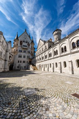 Neuschwanstein Şatosu (New Swanstone Castle - Schloss Neuschwanstein XIX. yüzyıl), Bavyera Alpleri'nde Almanya işareti. Bir Avrupa'nın en çok ziyaret edilen kale
