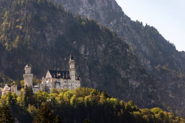 Neuschwanstein Şatosu (New Swanstone Castle - Schloss Neuschwanstein XIX. yüzyıl), Bavyera Alpleri'nde Almanya işareti. Bir Avrupa'nın en çok ziyaret edilen kale