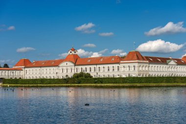 Nymphenburg Sarayı (Schloss Nymphenburg - kale perileri) ile su birikintisi. Sarayın ana yazlık Bavyera eski hükümdarlar yapıldı.