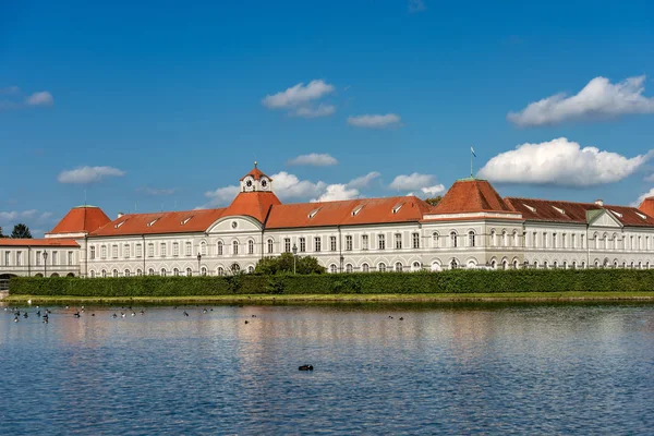 Nymphenburg Sarayı (Schloss Nymphenburg - kale perileri) ile su birikintisi. Sarayın ana yazlık Bavyera eski hükümdarlar yapıldı.