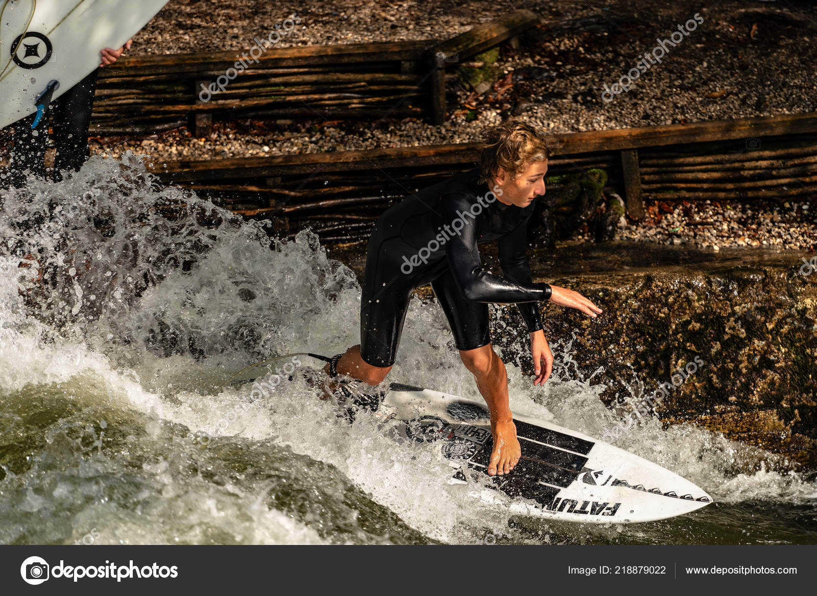 Munchen September 2018 Mann Surfen Den Wellen Des Flusses Eisbach