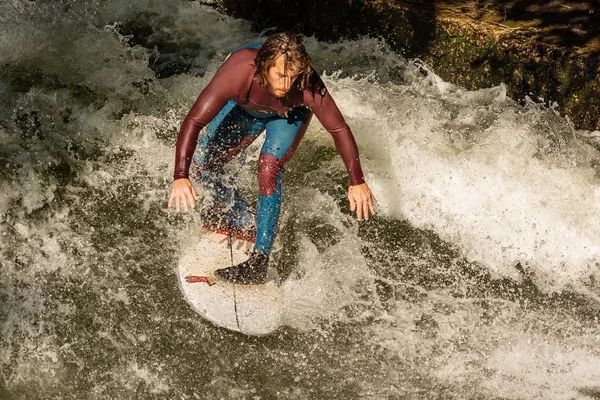 Munich Németország Sept 2018 Ember Szörfözés Hullámok Eisbach Folyó Münchenben — Stock Fotó