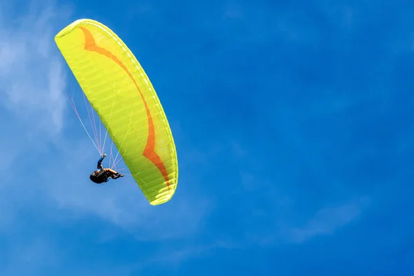 蓝色天空上有云彩的黄色和橙色滑翔伞背景 — 图库照片