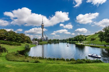 Münih, Almanya - 8 Eylül 2018: Olympiapark (Olympic Park), Olympiasee (Olimpiyat göl) ve Olympiaturm (Olimpiyat kule) Münih, Bavyera, Almanya, Europ içinde