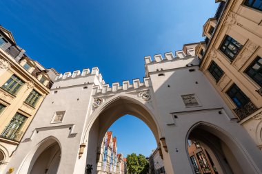 Münih, Almanya - 6 Eylül 2018: Karlstor kapı bir kez Neuhauser Tor, denir neo-gotik tarzda Münih, Almanya'nın merkezindeki Karlsplatz (Stachus)