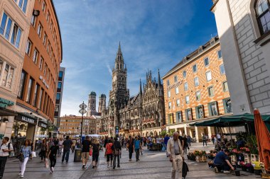 Münih, Almanya - 6 Eylül 2018: Turistler ve yerliler için içinde Marienplatz Münih Şehir Meydanı yürüme. Üzerinde arka plan New Town Hall (Neue Rathaus) ve katedral. Bavyera, Almanya.