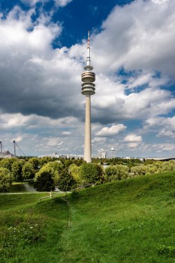 Münih, Almanya - 8 Eylül 2018: The Olympic Tower (Olympiaturm) Olimpiyat Park (Olympiapark) Münih, Bavyera, Almanya, Avrupa'nın Gölü (Olympiasee) ile