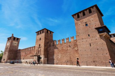 Verona, İtalya - 13 Mayıs 2013: Castelvecchio'yu - Verona (Unesco Dünya Mirası) Ortaçağ eski kale (Scaligero). Veneto, İtalya, Europe.