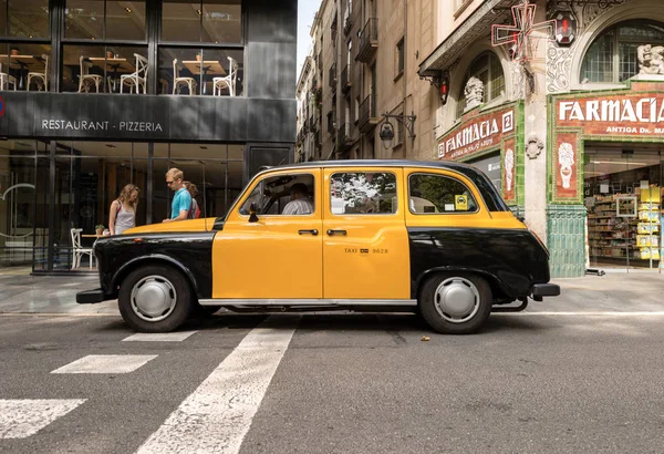 西班牙巴塞罗那 2014年6月9日 典型的黄色和黑色出租车在兰布拉大道 巴塞罗那市中心最有名的街道 西班牙加泰罗尼亚 — 图库照片