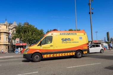 Barcelona, İspanya, 9 Haziran 2014: Sarı ve turuncu ambulans Barselona şehir merkezinde bir sokakta. İspanya, Catalonia acil sağlık hizmetleri