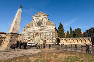 Firenze, İtalya, 3 Ocak 2013: Ünlü Santa Maria Novella Bazilikası beyaz mermer ve yeşil yılan gibi Floransa Unesco Dünya Mirası, Toskana İtalya cephe