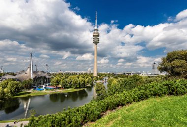 Münih, Almanya - 8 Eylül 2018: Olympic Park (Olympiapark) Olimpiyat kule (Olympiaturm) ve Bmw Münih, Bavyera, Almanya, Avrupa'nın merkezi