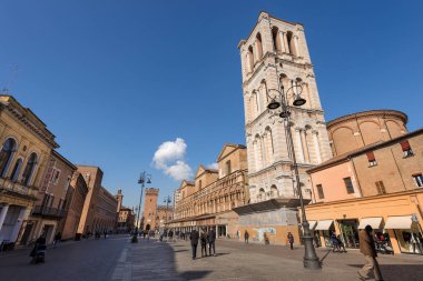 Ferrara, Emilia-Romagna, İtalya, 14 Şubat 2018: Ferrara şehir merkezinde Rönesans tarzı çan kulesinde St George Katedrali (Cattedrale di San Giorgio - 1135)