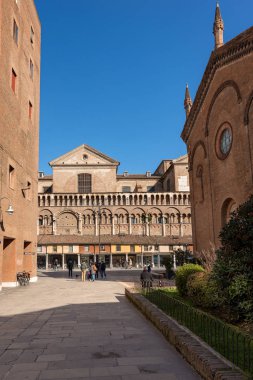 Ferrara, Emilia-Romagna, İtalya, 14 Şubat 2018: St George Katedrali (Cattedrale di San Giorgio, 1135) ve eski kilise, San Romano (Cathedral Museum) Ferrara şehir merkezinde
