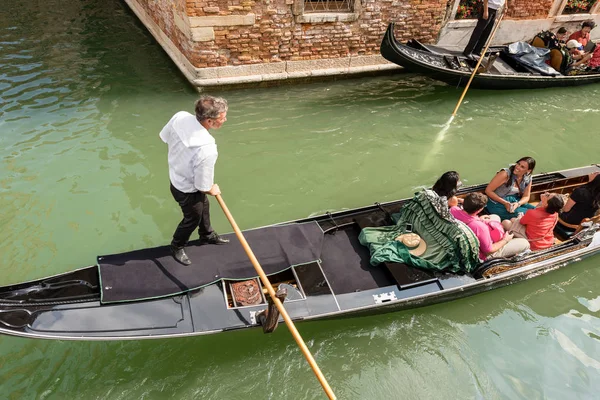 Venice Itália Sept 2015 Grupo Turistas Sentados Gôndola Com Gondola — Fotografia de Stock