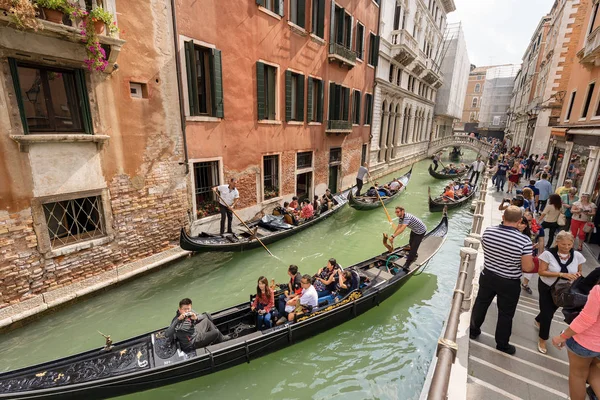 Velence Olaszország Szeptember 2015 Csoport Turisták Gondola Gondolier Tipikus Velencei — Stock Fotó