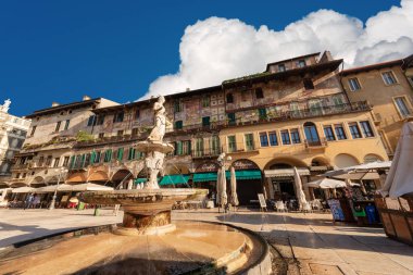 Verona, İtalya - 21 Kasım 2012: Piazza delle Erbe, Verona (Unesco miras) şehir merkezindeki en eski kare ve Roma Forumu alan üzerinde yükselir