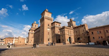 Ferrara, İtalya, 14 Şubat 2018: Moated bir ortaçağ kalesi Ferrara Merkezi, Emilia-Romagna, Kuzey İtalya'daki Estense kale veya San Michele Castle (1385) olduğunu.