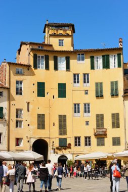 Lucca, İtalya - 16 Nisan 2017: Turistler ve yerliler için eski şehir Meydanı (Piazza dell'Anfiteatro - amfi tiyatro kare) ziyaret Lucca küçük eski şehir, Toscana (Toskonya), İtalya, Avrupa