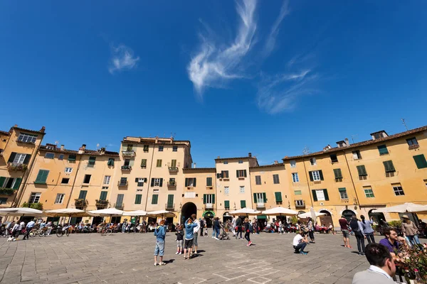 Lucca Italia Abril 2017 Turistas Lugareños Visitan Antigua Plaza Ciudad —  Fotos de Stock