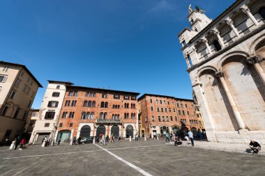 Lucca, İtalya - 16 Nisan 2017: Piazza San Michele (Kent Meydanı) Kilisesi (Foro San Michele) ve Ortaçağ Saray ile. Lucca, Toscana (Toskonya), İtalya, Europe