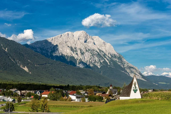 Pequena Aldeia Obermieming Estado Tirol Áustria Fundo Cordilheira Mieming Montanhas — Fotografia de Stock