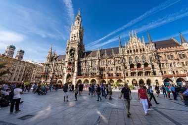 Münih, Almanya - 6 Eylül 2018: New Town Hall, Münih'in (Neues Rathaus), XIX yüzyıl neo-gotik stili Sarayı Marienplatz, Bavyera, Almanya, Avrupa'nın