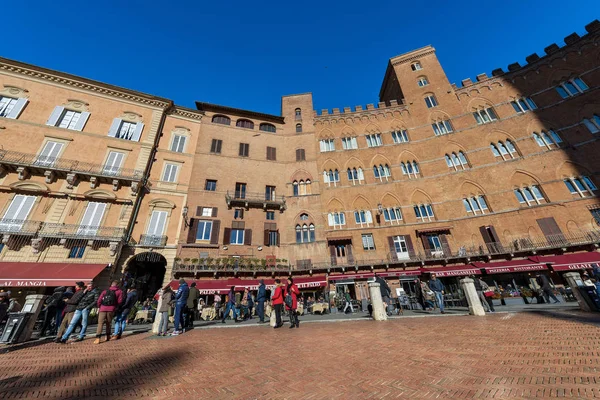 Siena Itálie Ledna 2017 Turisté Navštívit Starověké Středověké Náměstí Piazza — Stock fotografie