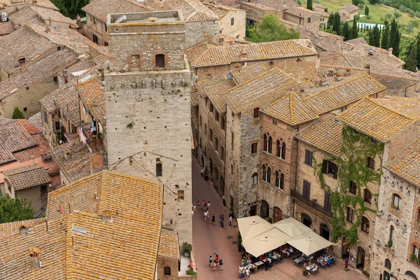 San Gimignano Itálie Července 2014 Turisté Navštívit Starověké Středověké Cisterna — Stock fotografie