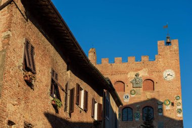 Ayrıntı Praetorian Sarayı (Palazzo Pretorio) içinde antik ve Ortaçağ şehir Certaldo Alto. Floransa eyaletinde, Toskana, İtalya, Europ