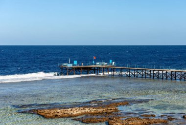 Marsa Alam, Mısır, Afrika yakınlarında Kızıldeniz. Mercan resif dalış veya dalış için kullanılan üzerinde ahşap iskele