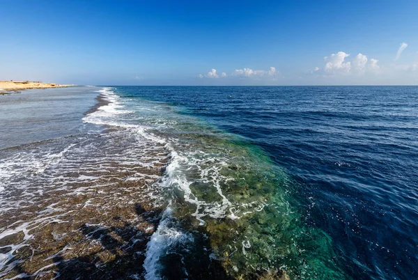 红海靠近非洲的玛萨阿拉姆 与珊瑚礁和海岸线的海景 — 图库照片