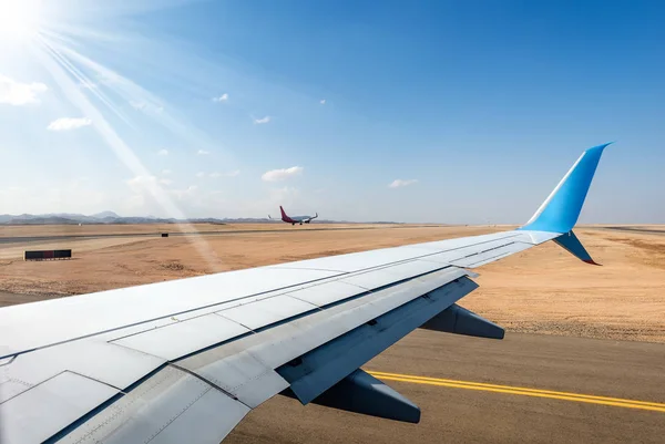 Airport Sahara Desert Two Planes One Departing One Landing Marsa — Stock Photo, Image