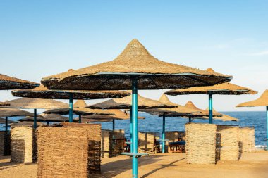 Şezlonglar ve hasır plaj şemsiyeleri, Marsa Alam, Mısır, Afric çevre Red Sea beach