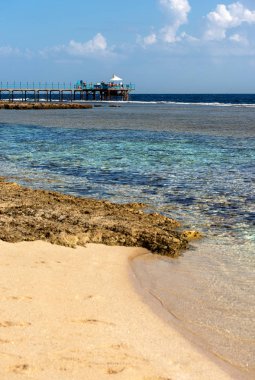 Marsa Alam, Mısır, Afrika yakınlarında Kızıldeniz. Mercan resif dalış veya dalış ve kumlu plaj için kullanılan üzerinde ahşap iskele