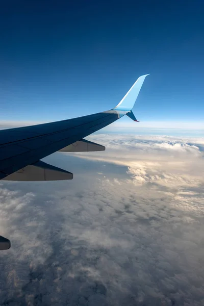 Commercial Airplane Aircraft Wing While Flying Clouds Clear Blue Sky — Stock Photo, Image