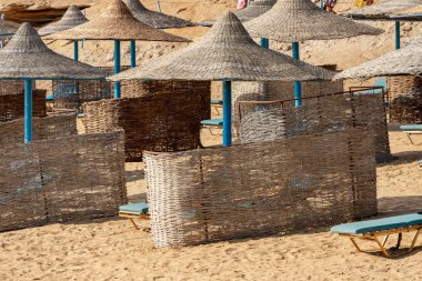 Hasır plaj şemsiye ve şezlonglar, Red Sea Plajı, Marsa Alam, Mısır, Afrika
