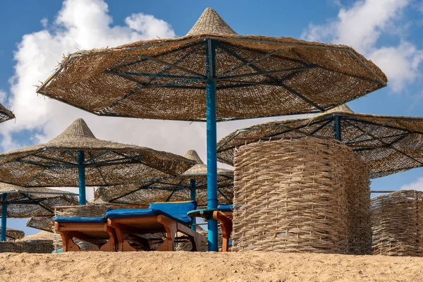 Solstolar Och Parasoller Halm Röda Havets Strand Nära Marsa Alam — Stockfoto