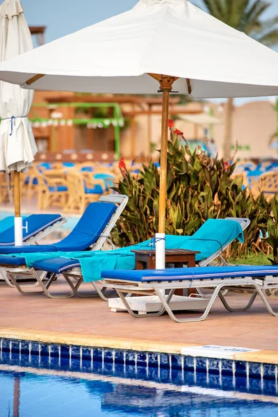 Close Van Een Zwembad Met Ligstoelen Parasols — Stockfoto