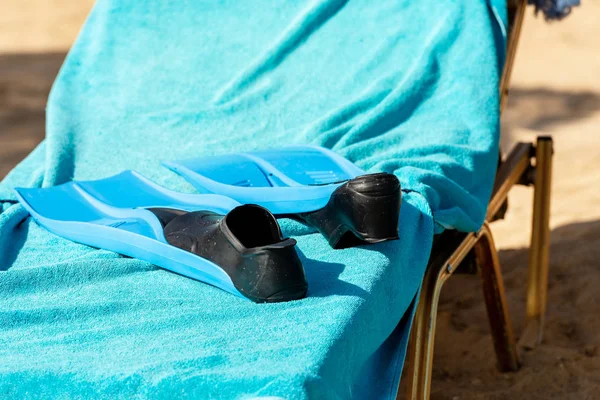 Par Nadadeiras Pretas Azuis Uma Toalha Azul Uma Cadeira Praia — Fotografia de Stock