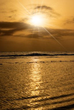 Marsa Alam, Mısır, Afrika yakınlarında Kızıldeniz. Resif üzerinde breaking dawn dalgalar