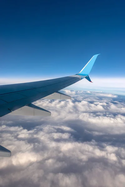 Commercial Airplane Aircraft Wing While Flying Clouds Clear Blue Sky — Stock Photo, Image
