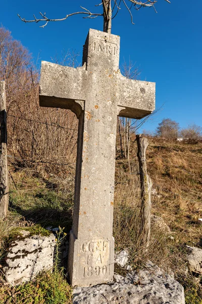 Kamienny Krzyż Chrześcijański Symbol Inri Napis Wsi Płaskowyżu Lessinia Alpy — Zdjęcie stockowe