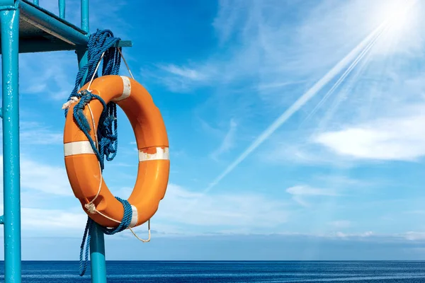 Оранжевый Белый Спасательный Буй Веревками Висящими Спасательном Кресле Морем Голубым — стоковое фото