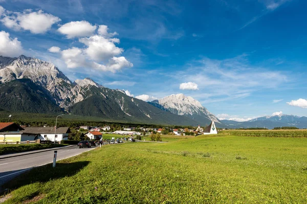 Das Kleine Dorf Obermieming Tirol Österreich Hintergrund Die Miemingkette Oder — Stockfoto