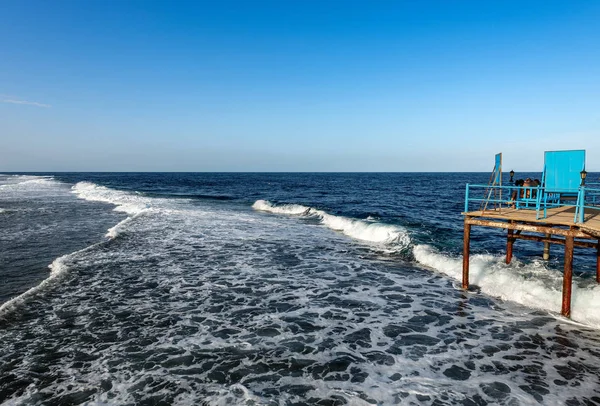 用于潜水或浮潜的珊瑚礁上方的码头 Marsa Alam 附近的红海 — 图库照片